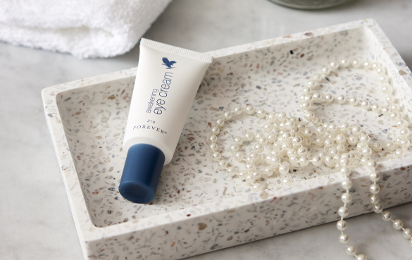 Awakening eye cream Forever Living Productsilta. Antaa tunteen tasoittamisesta ja kiinteytymisestä.
