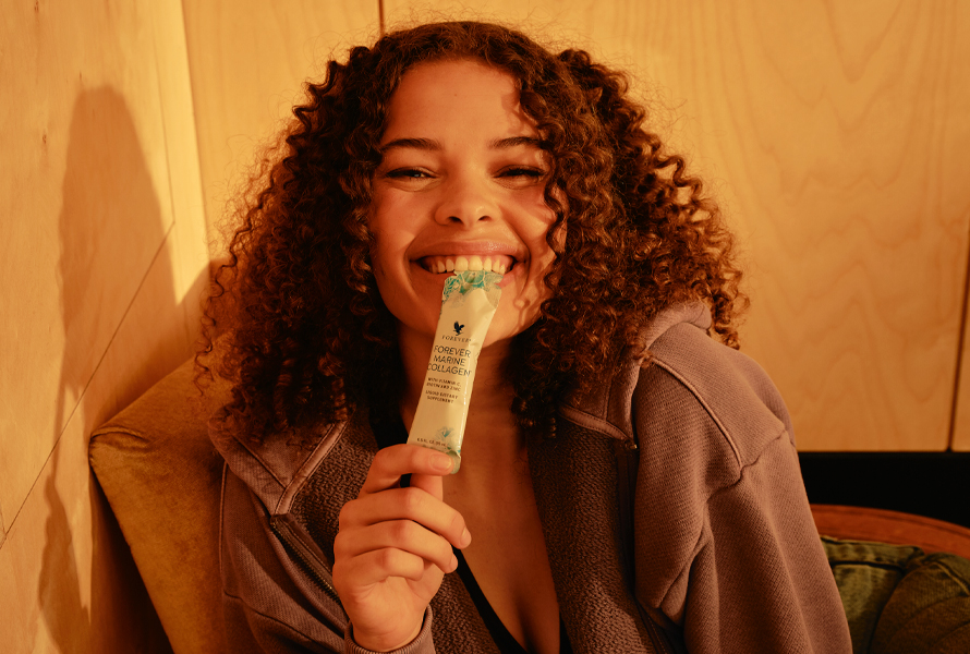 Forever Marine Collagen tehostaa ihonhoitoa sisältä päin kollageenin, vitamiinien ja kivennäisaineiden avulla. 