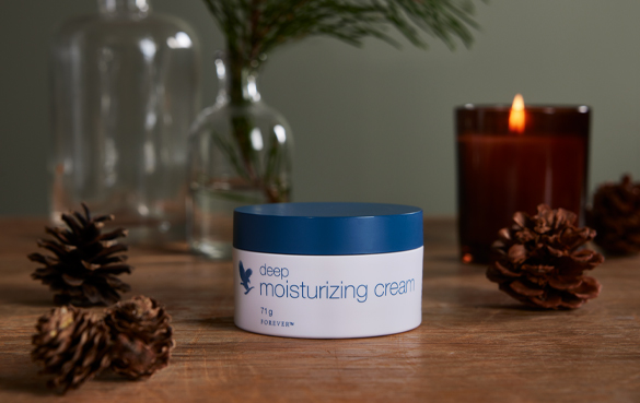 Kosteutus talven ihonhoitoon – deep moisturizing cream macadamia-pähkinä- ja auringonkukansiemenöljyllä, mäntypuun kuoriuutteella ja omalla Aloe verallamme. 