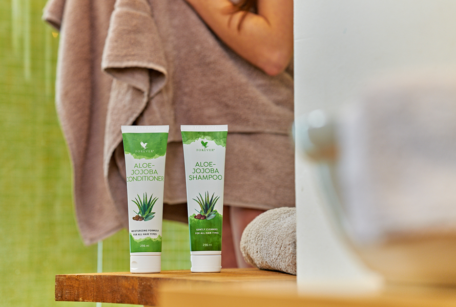 Aloe-Jojoba Shampoon ja Conditionerin ylellinen koostumus tekee hiuksista pehmeät, kiiltävät ja helpot muotoilla.