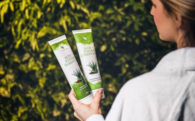 Hiukset kuntoon Aloe-Jojoba Shampoon ja Conditionerin avulla
