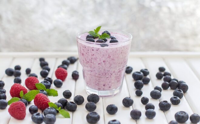 Tee terveellinen smoothie iholle, hiuksille ja kynsille